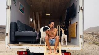 Franc Molinos, en su camión camperizado junto a sus dos perros. 
