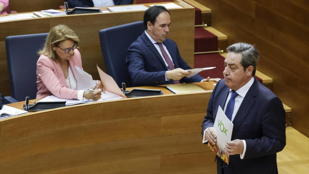 El portavoz de Vox en Les Corts, José María Llanos, y el presidente de la Generalitat, Juanfran Pérez Llorca. Rober Solsona / EP