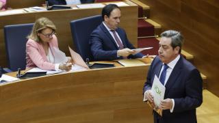 El portavoz de Vox en Les Corts, José María Llanos, y el presidente de la Generalitat, Juanfran Pérez Llorca, este jueves en Les Corts. Rober Solsona / EP