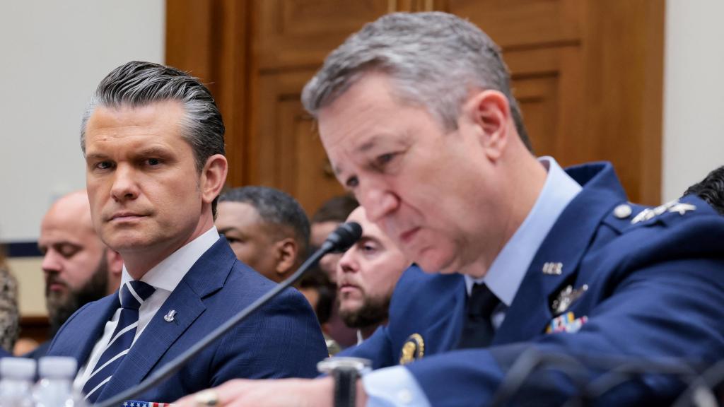 El jefe del Pentágono, Pete Hegseth, junto al presidente del Estado Mayor Conjunto, el general Dan Caine, durante una audiencia del Comité de Servicios Armados del Congreso.