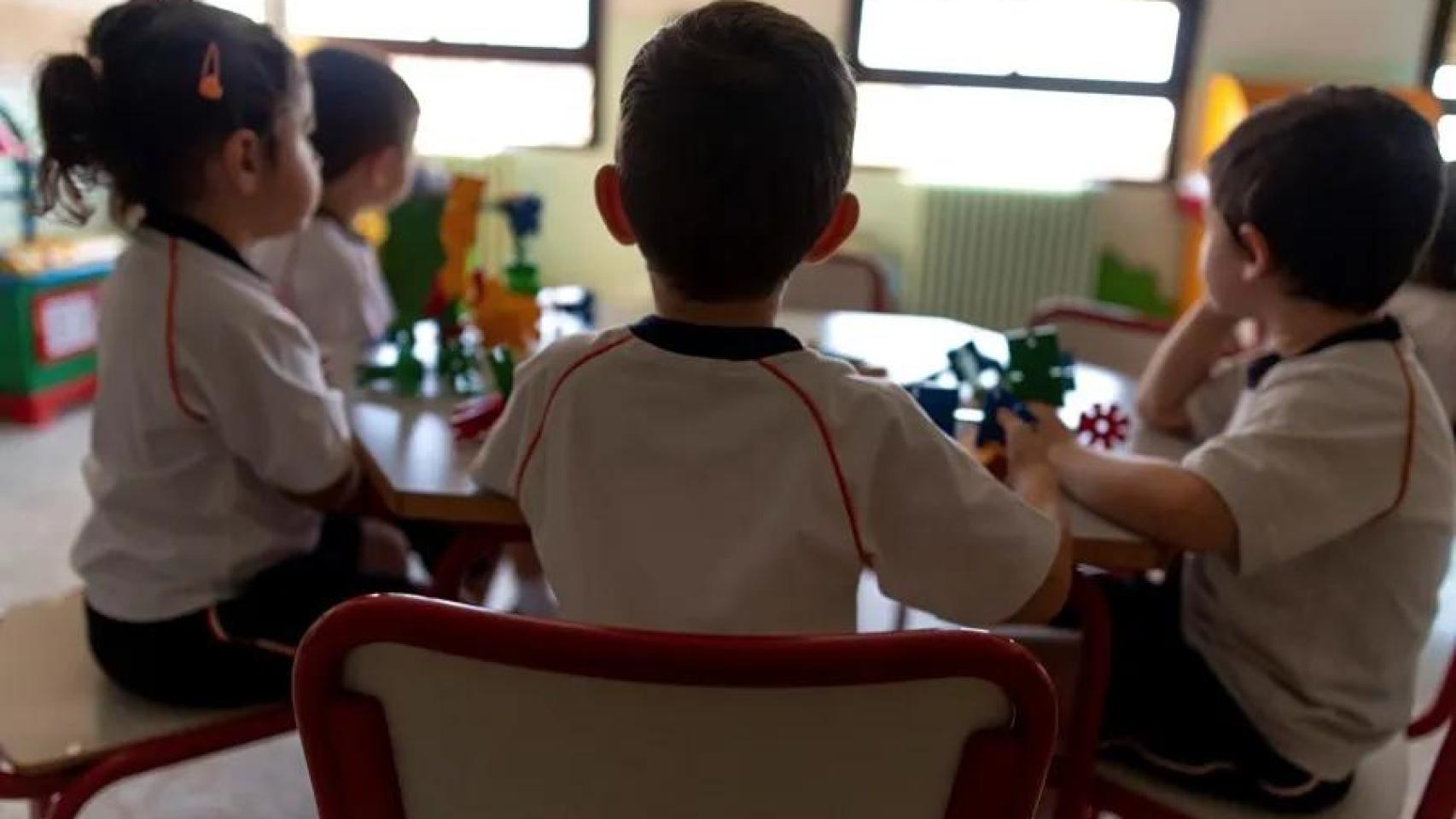 Niños en un aula de educación infantil.