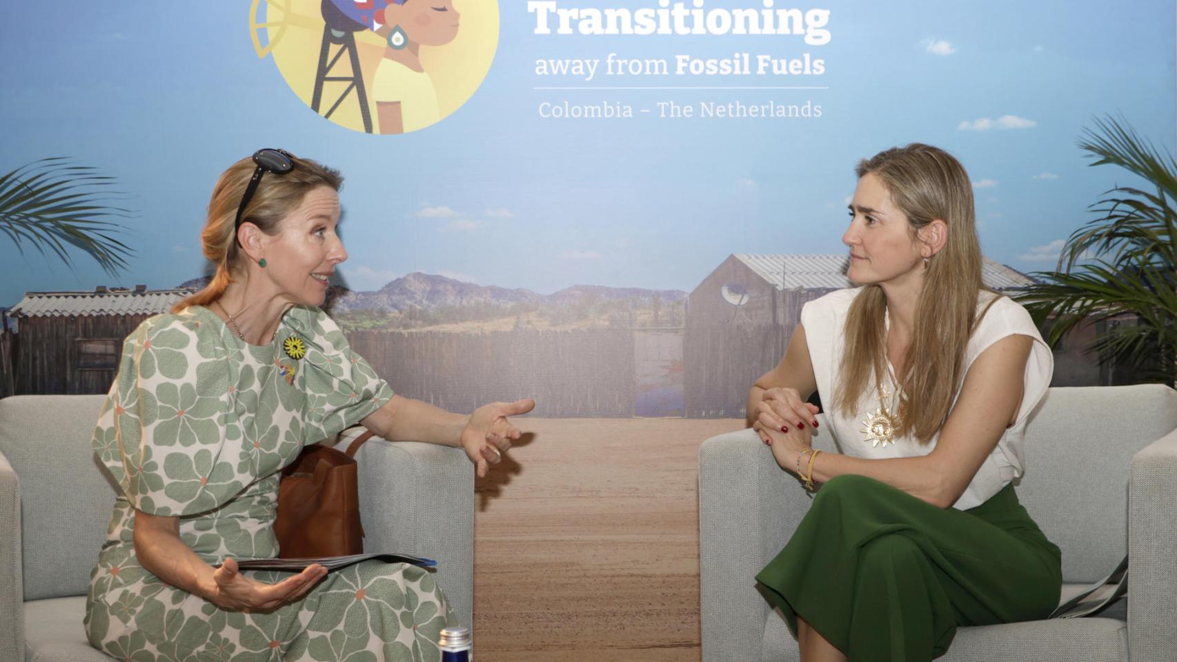 La vicepresidenta tercera y ministra para la Transición Ecológica y el Reto Demográfico de España, Sara Aagesen, habla con la ministra de Política Climática y Crecimiento Verde de Países Bajos, Stientje van Veldhoven.