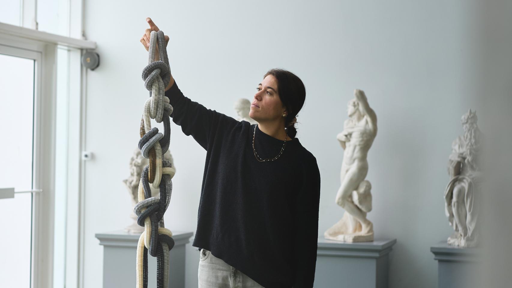 Cristina Velasco Mora, creadora de Anaquiños de Papel, trabaja con una de sus piezas de papel trenzado