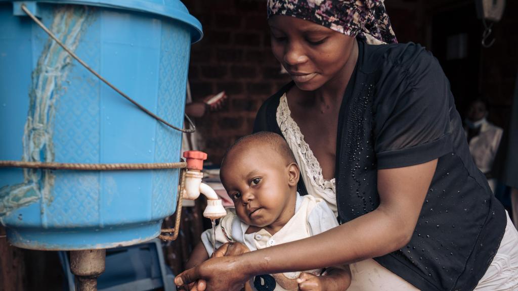 Una madre le lava las manos a su bebé en República Democrática del Congo.