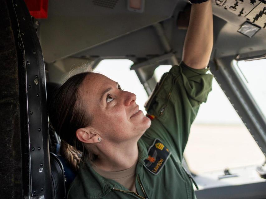 La sargento primero Susana Lawson en la cabina de un avión C295