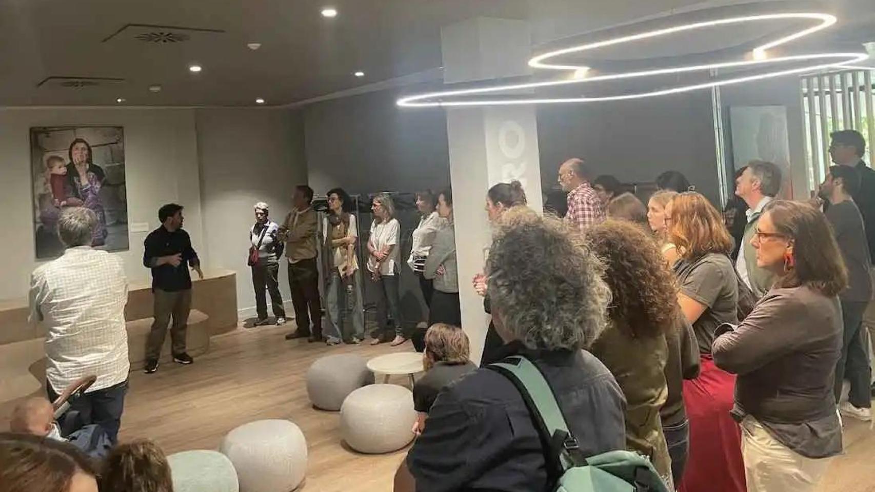 Asistentes a la exposición de Acción contra el Hambre.