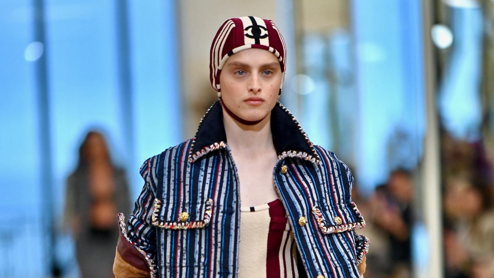 Modelo en el desfile Chanel Cruise en Biarritz, Francia.