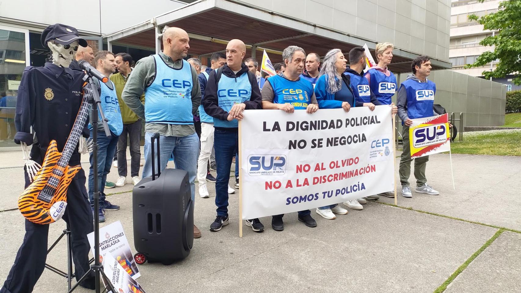 Concentración de sindicatos policiales delante de la Comisaría de Vigo para pedir más personal, más medios y mejoras en las instalaciones.