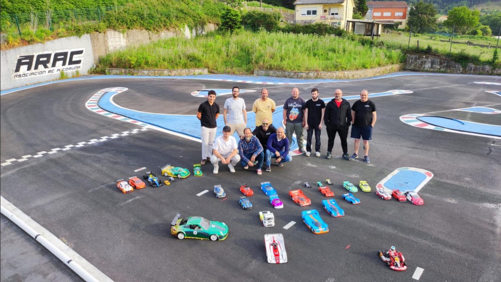 Socios de ARAC en su circuito de Elviña con sus vehículos.