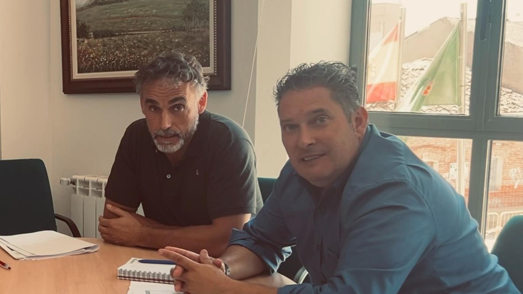 El concejal de Deportes, Luis María González Encinar, de VOX  (izq.), junto al alcalde de La Cistérniga, el popular Alberto Redondo (dcha.)