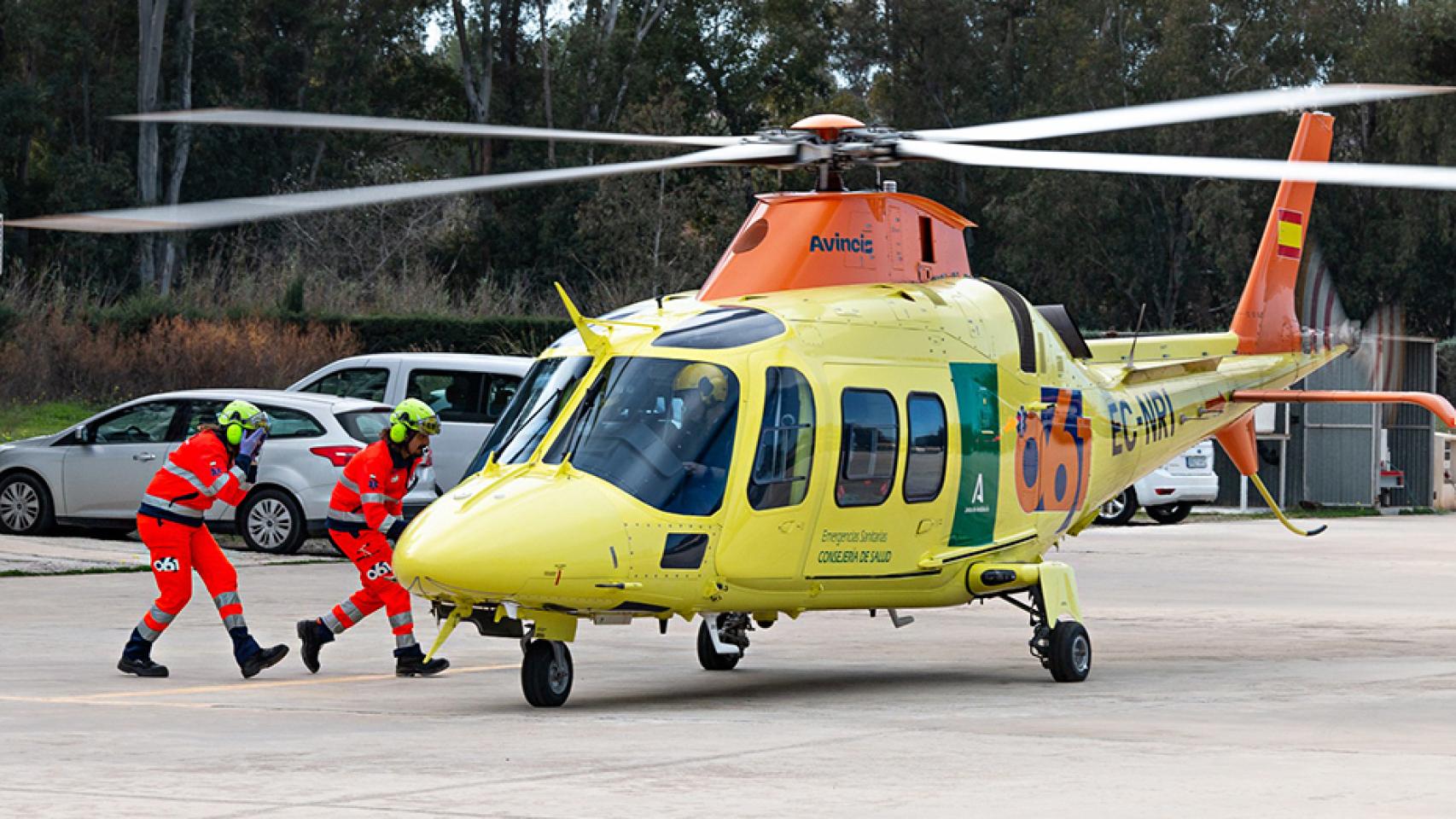 Dos efectivos de la Empresa Pública de Emergencias Sanitarias se suben a un helicótero del 061.