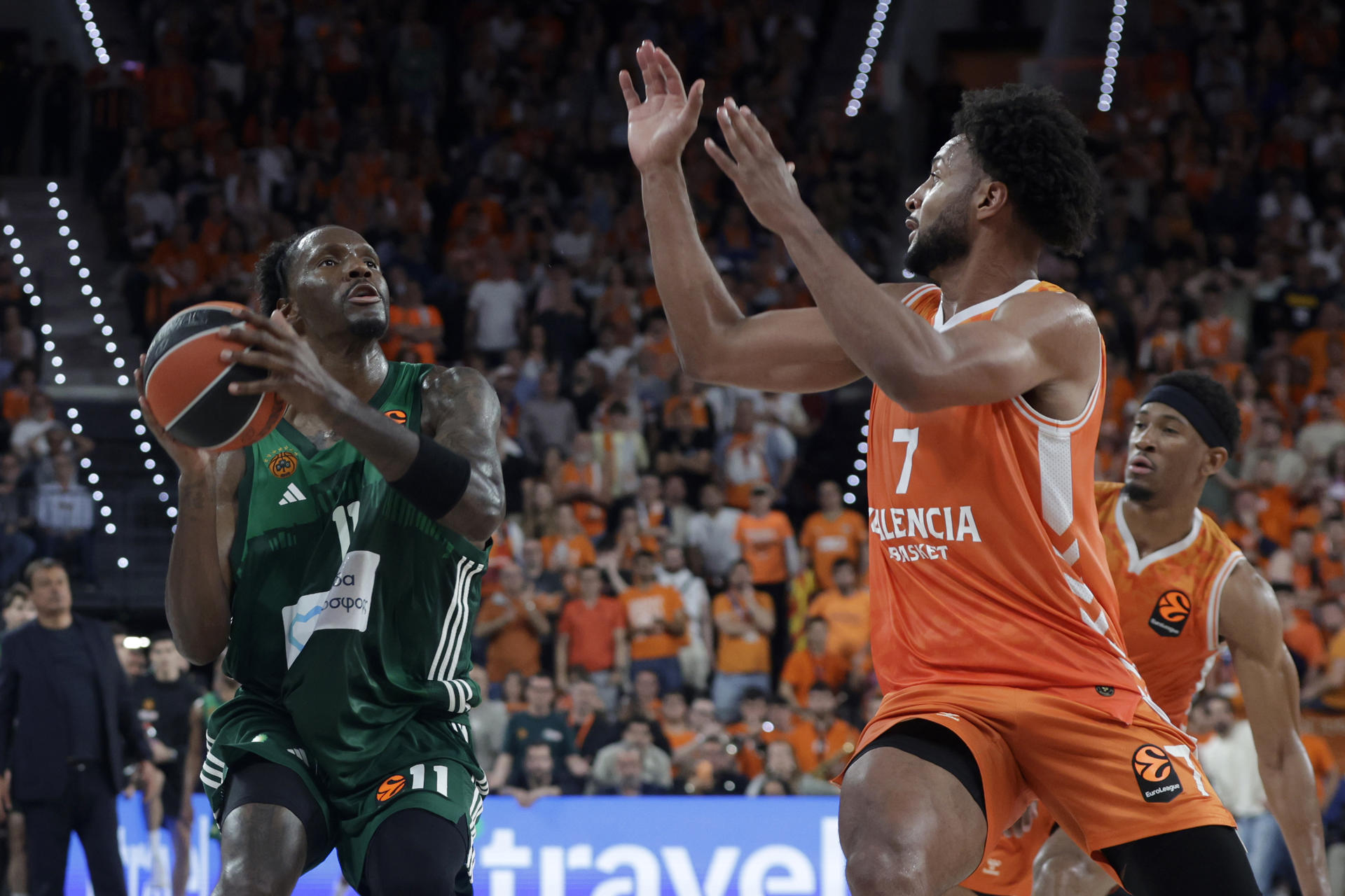 Nigel Hayes-Davis intenta lanzar a canasta ante Braxton Key.