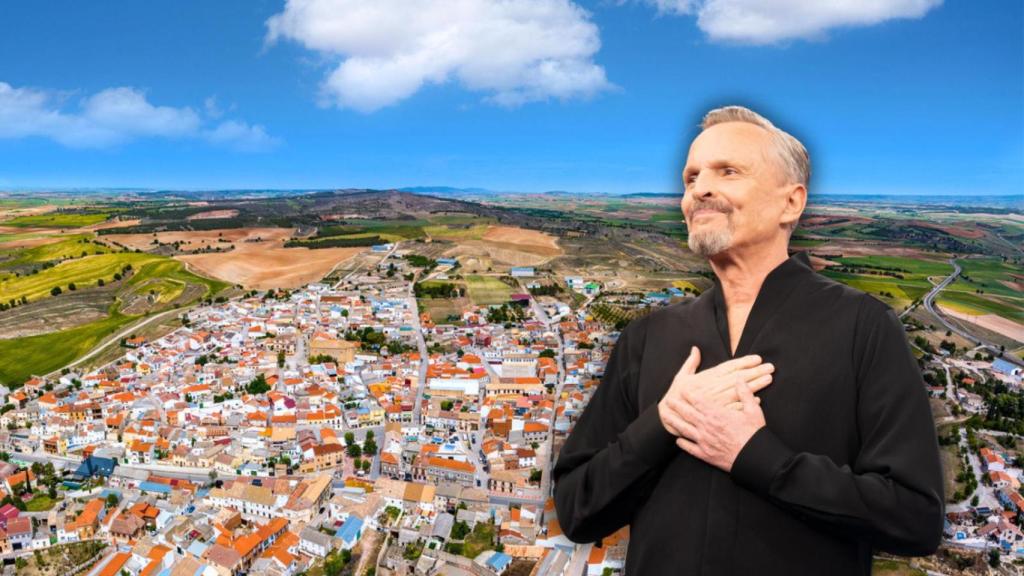 Miguel Bosé y una vista aérea del pueblo de Saelices, en Cuenca.