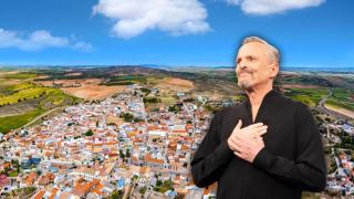Miguel Bosé y una vista aérea del pueblo de Saelices, en Cuenca.