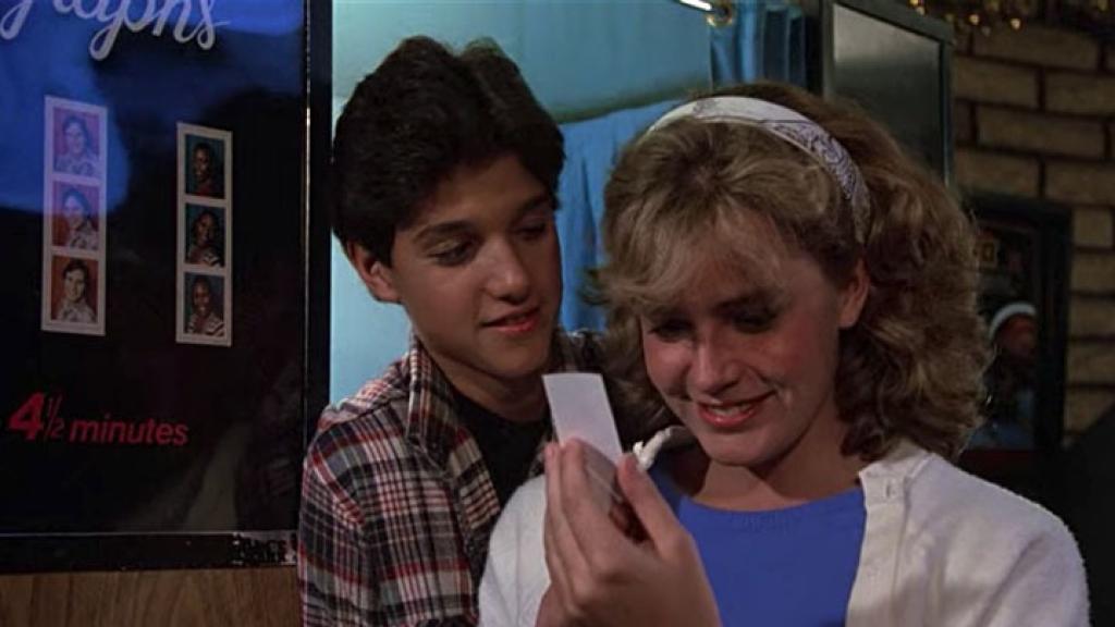 Los protagonistas de de 'Karate Kid' (John G. Avildsen, 1984) utilizando un fotomatón.