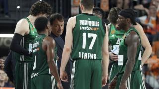 Los jugadores del Panathinaikos reciben instrucciones de su entrenador.