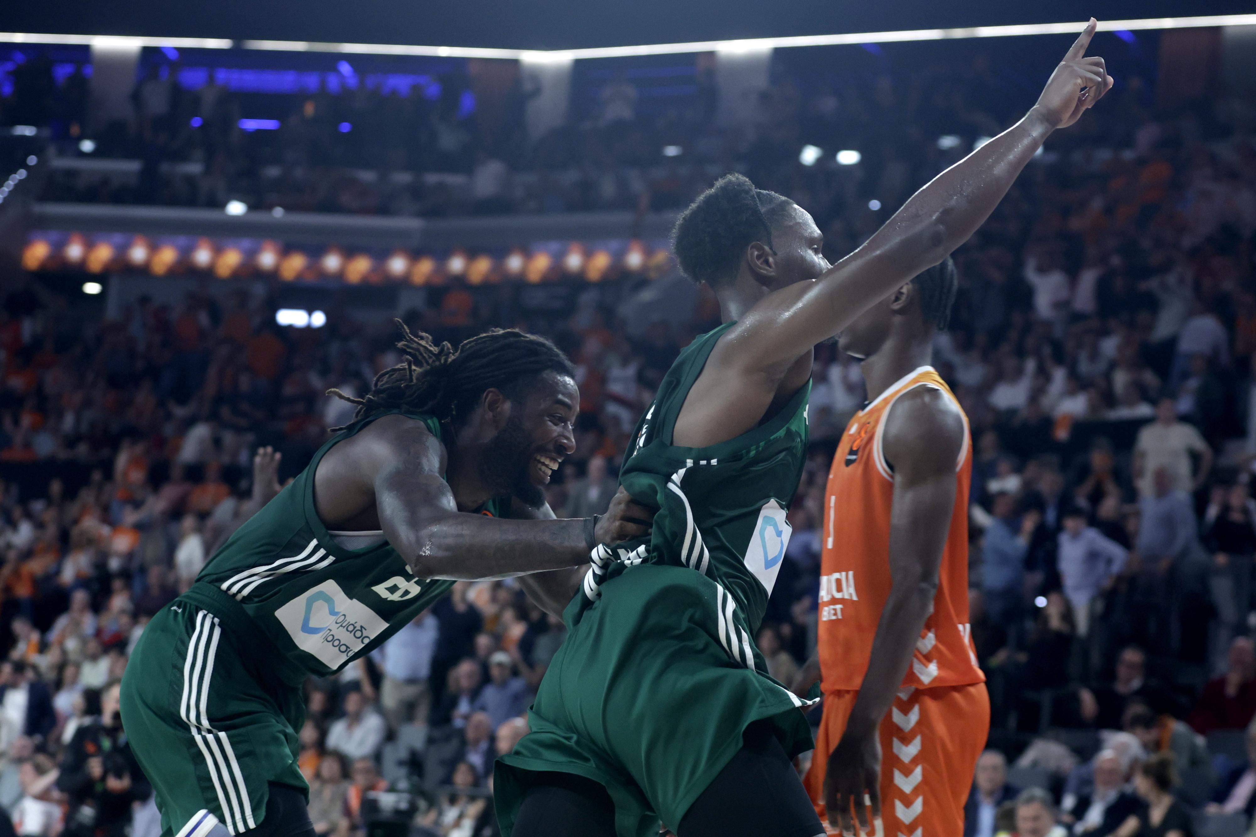 Los jugadores del Panathinaikos celebran la victoria en Valencia.