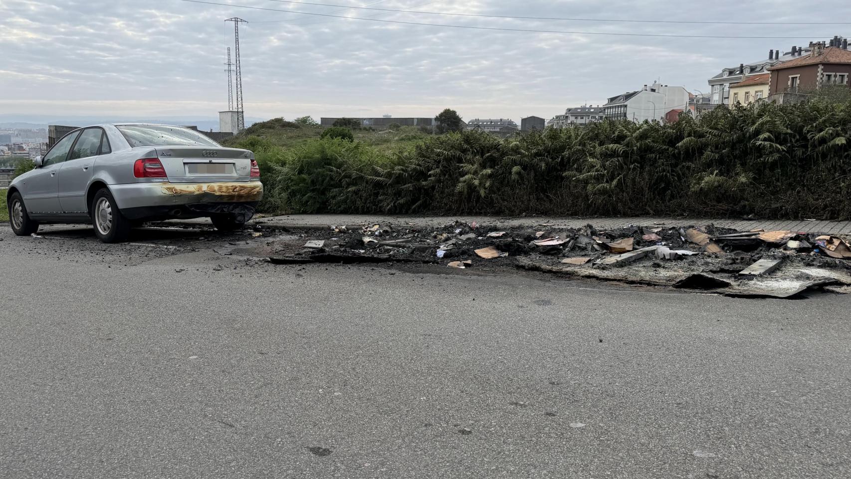 Zona donde estaban los contenedores, totalmente calcinados con un coche afectado.