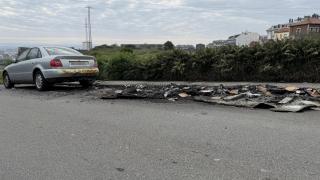 Zona donde estaban los contenedores, totalmente calcinados con un coche afectado.