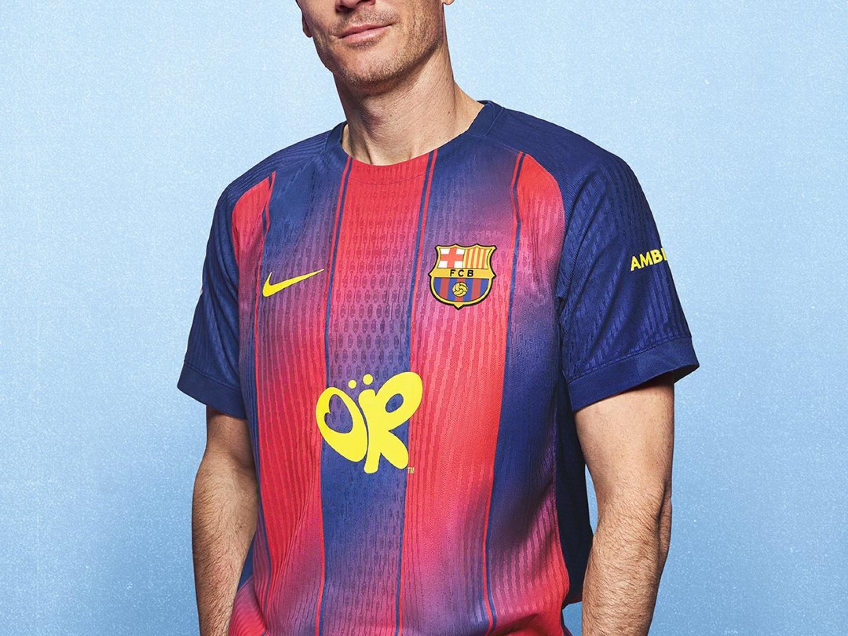 Lewandowski, con la nueva camiseta del Barça para El Clásico.