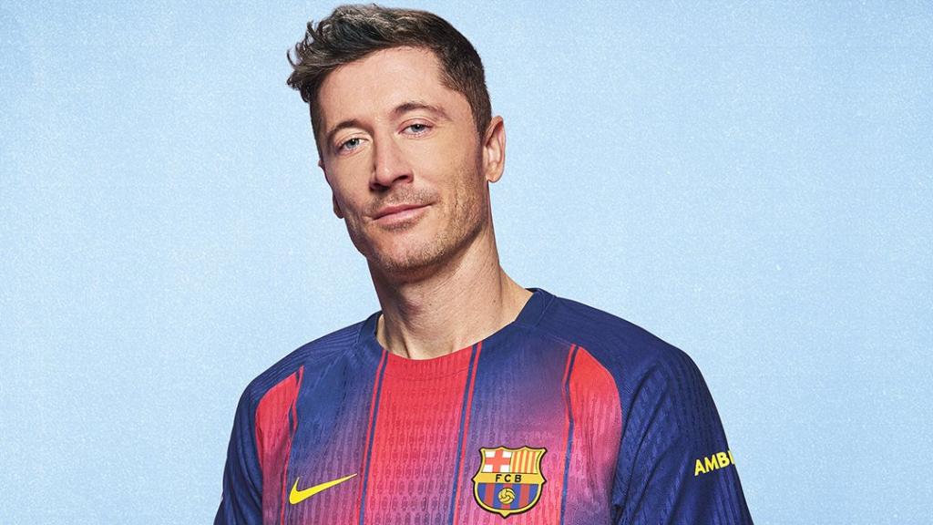 Lewandowski, con la nueva camiseta del Barça para El Clásico.