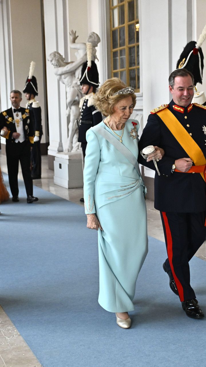 Desfile de tiaras, joyas históricas y vestidos de gala en Suecia: de la sorpresa de Mary de Dinamarca a las amatistas de la princesa Sofía