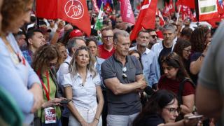 La vicepresidenta segunda y ministra de Trabajo y Economía Social, Yolanda Díaz (c-i), asiste a la manifestación convocada por el Día Internacional del Trabajo.