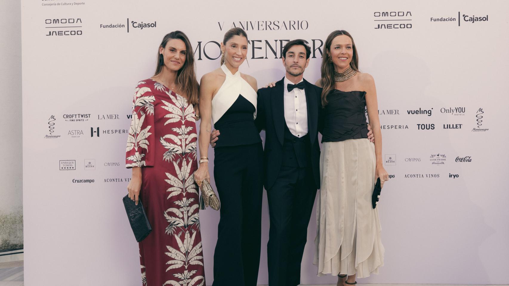 Nicolás Montenegro posa con Patricia Medina, Marina Barrial y Elena Gortari.