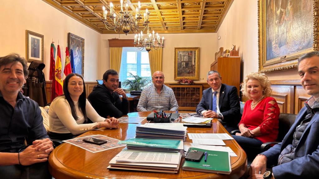 Javier Faúndez se reúne con el alcalde de Santa Colomba de las Carabias