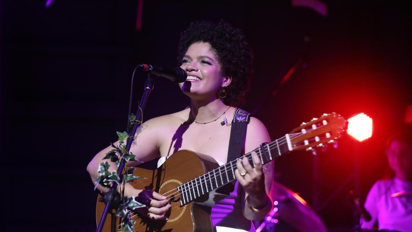 Ceshia Ubau durante un concierto.