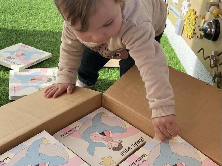 Lucía, hija de Lorena, cuando llegó a casa la primera edición del cuento ¡Estás aquí!. EE
