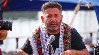 El coordinador de la Global Sumud Flotilla, Saif Abukeshek, durante una rueda de prensa antes de la despedida a la Global Sunat Flotilla en el Puerto de Barcelona.