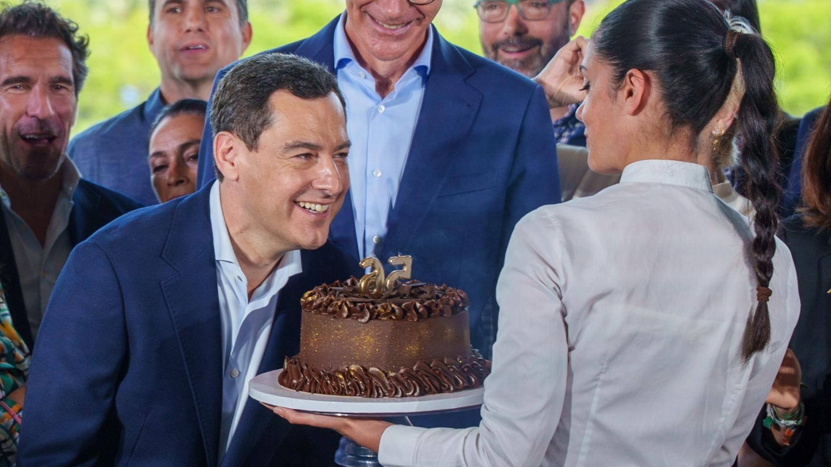 El candidato del PP andaluz, Juanma Moreno, celebra su cumpleaños en un acto con empresarios.