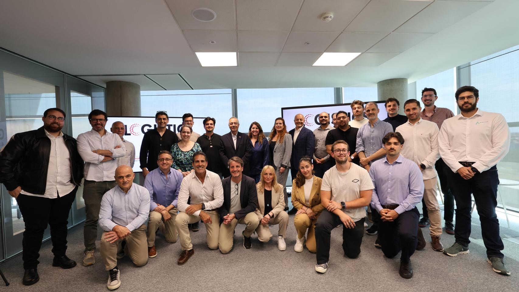 Representantes de las 19 startups que se suman a la iniciativa junto al presidente ejecutivo del CZFB, Pere Navarro, y la directora general del CZFB, Blanca Sorigué.