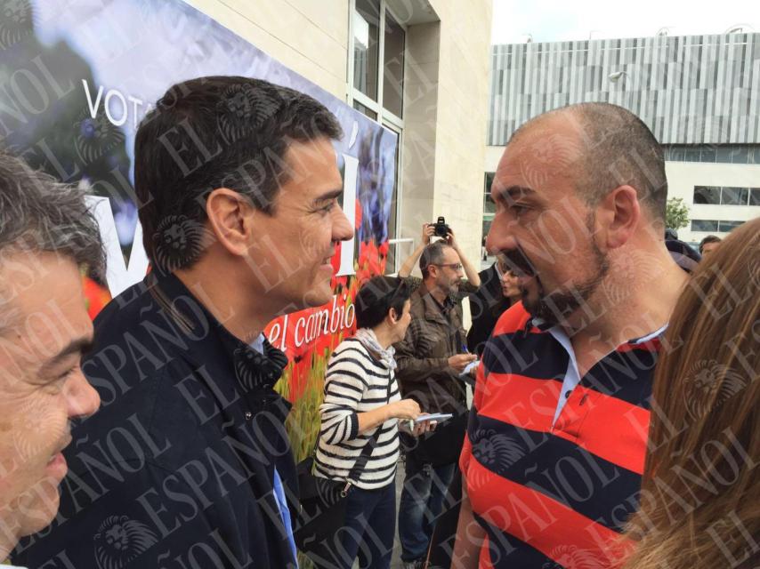 Koldo García saluda a Pedro Sánchez, con Santos Cerdán a su lado, en un acto del PSOE en junio de 2016