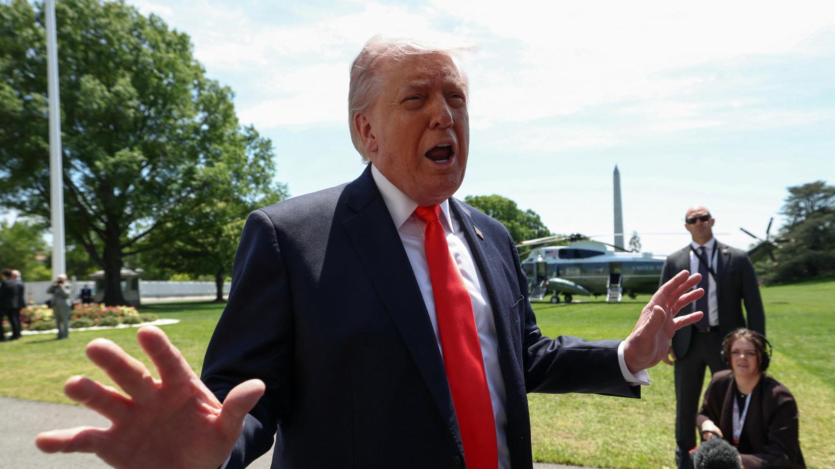 Donald Trump habla con los periodistas al salir de la Casa Blanca en Washington.