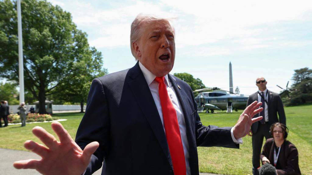 Donald Trump habla con los periodistas al salir de la Casa Blanca en Washington.