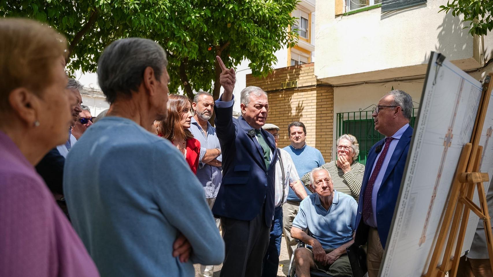 El alcalde de Sevilla, José Luis Sanz, se reúne con los vecinos del Tiro de Línea para explicarle las obras que acabarán con las inundaciones.