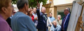 El alcalde de Sevilla, José Luis Sanz, se reúne con los vecinos del Tiro de Línea para explicarle las obras que acabarán con las inundaciones.