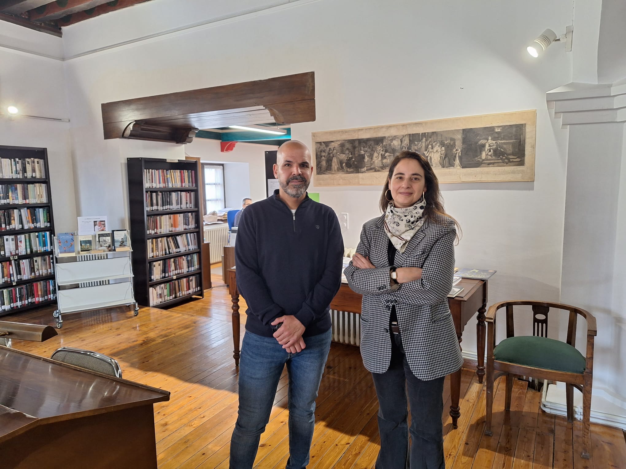 Javier López, concejal de Cultura y Educación de Toro y Cristina Tamames, directora de la Casa de Cultura de Toro  en la librería de la Casa de la Cultura de Toro.