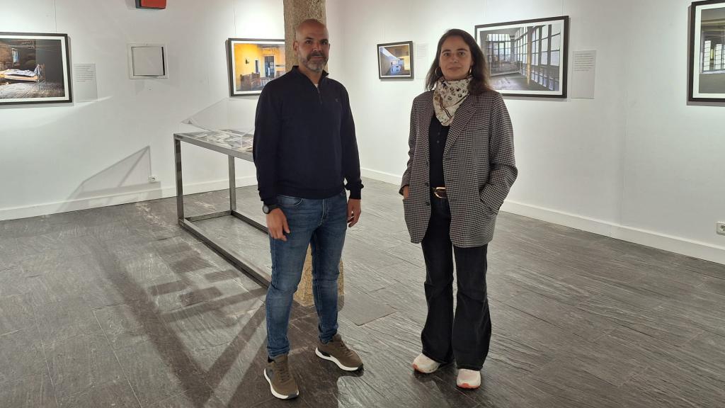 Javier López, concejal de Cultura y Educación de Toro y Cristina Tamames, directora de la Casa de Cultura de Toro  en la sala de exposiciones de la Casa de la Cultura de Toro.