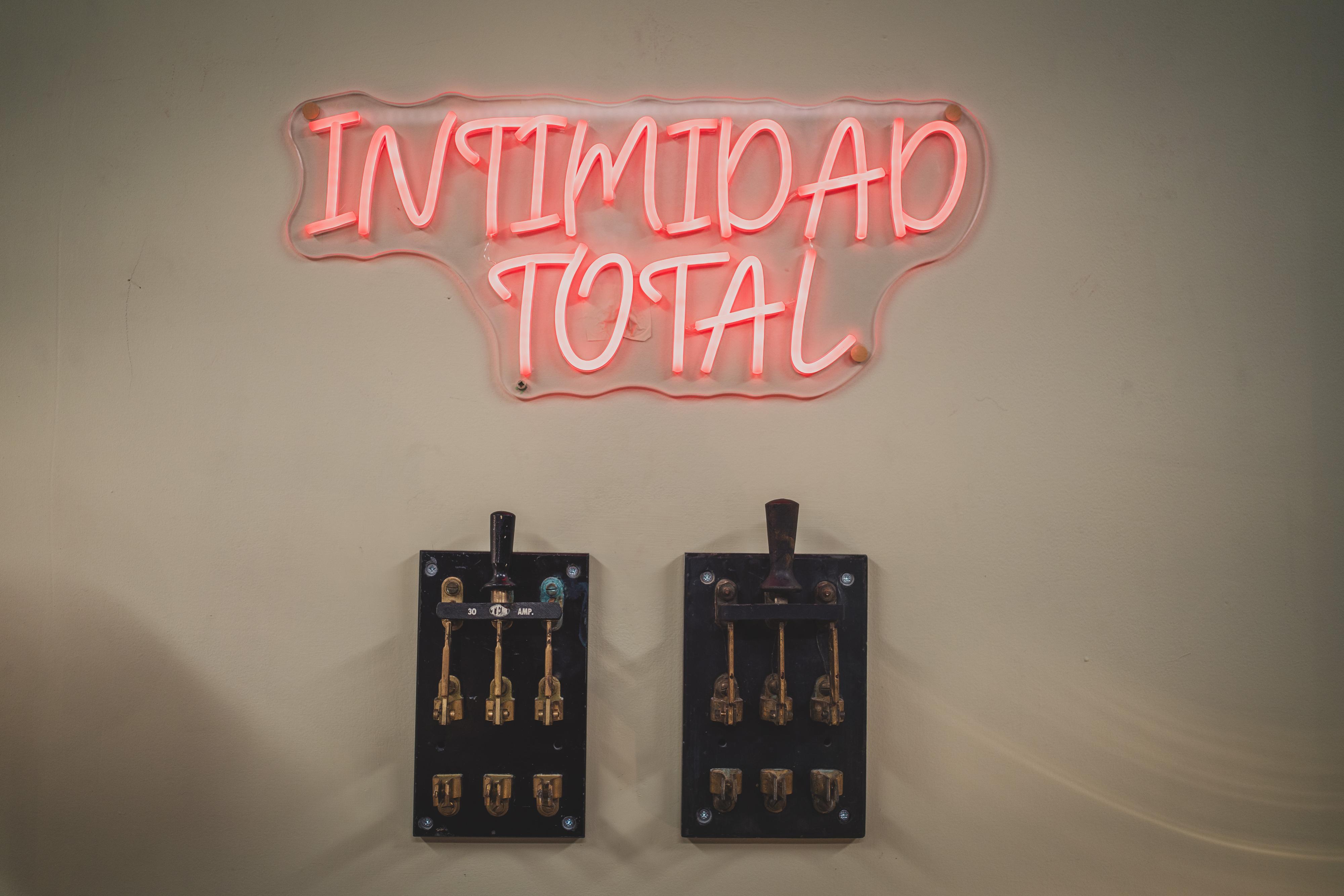 Detalle de una pared del plató de 'First Dates'.