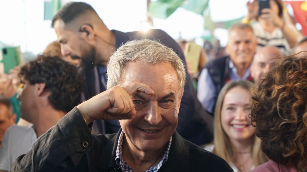 El expresidente del Gobierno, José Luis Rodríguez Zapatero, participa en un acto de campaña en Cártama (Málaga).