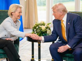 Ursula von der Leyen y Donald Trump, durante la firma del acuerdo arancelario de julio de 2025 en Turnberry