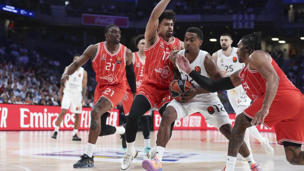 Theo Maledon, presionado por jugadores del Hapoel.