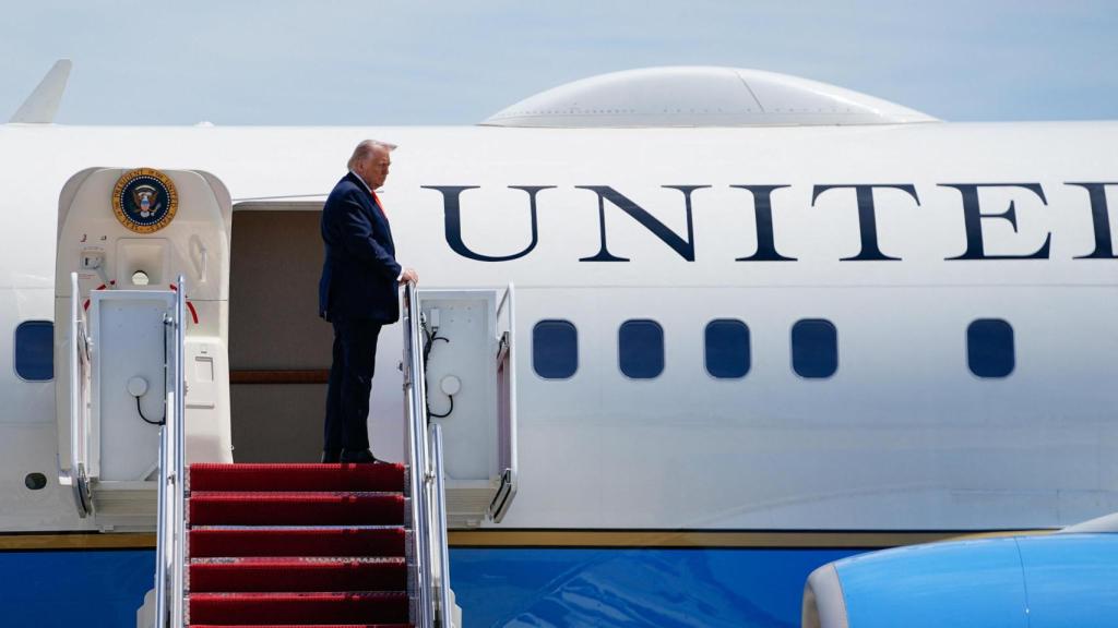 Donald Trump, presidente de Estados Unidos, sube al Air Force One camino de Florida, este viernes.