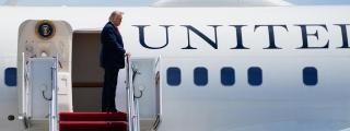 Donald Trump, presidente de Estados Unidos, sube al Air Force One camino de Florida, este viernes.