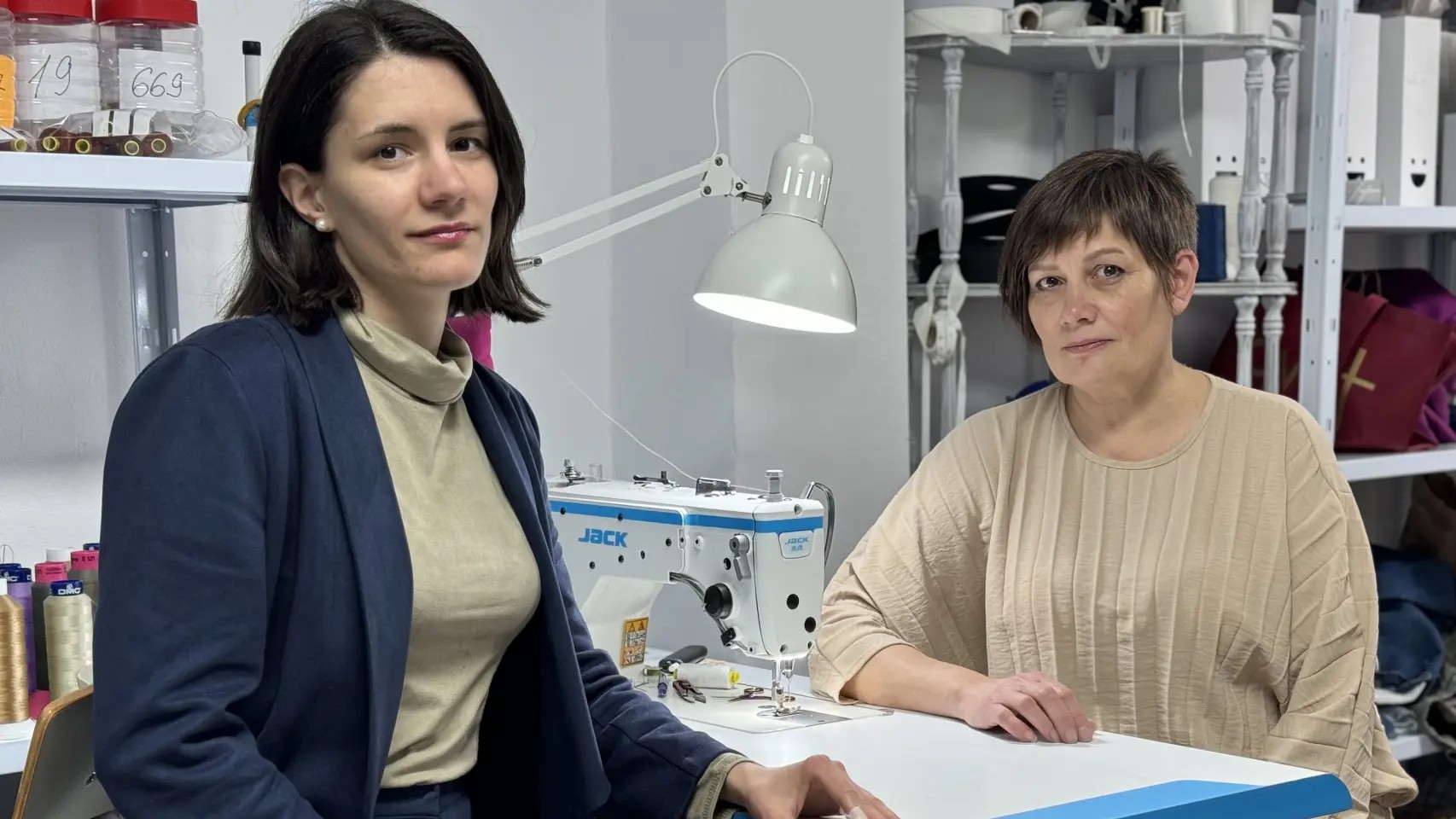 Iullia y su hija Oleksandra en su taller de costura en la calle Socorro de A Coruña