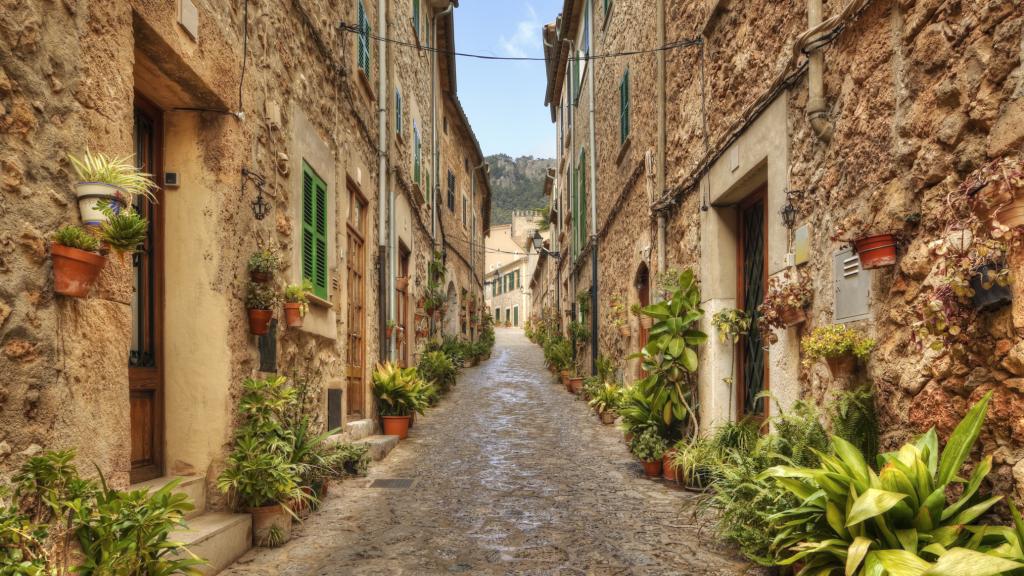 Una de las calles empedradas de Valldemosa, en Mallorca.