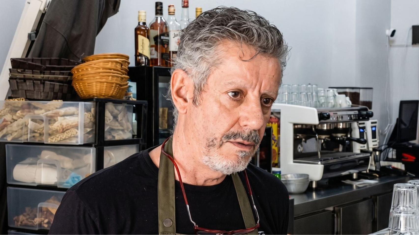 Juan Pablo, encargado de un bar. 